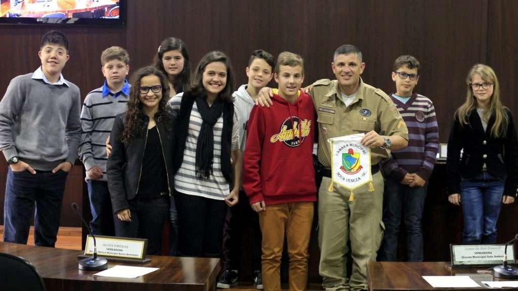 Policial recebe homenagem dos vereadores mirins