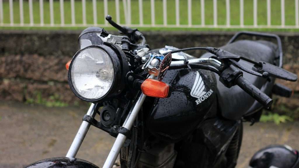 Jovem sofre queda de motocicleta no Centro de Nova Veneza