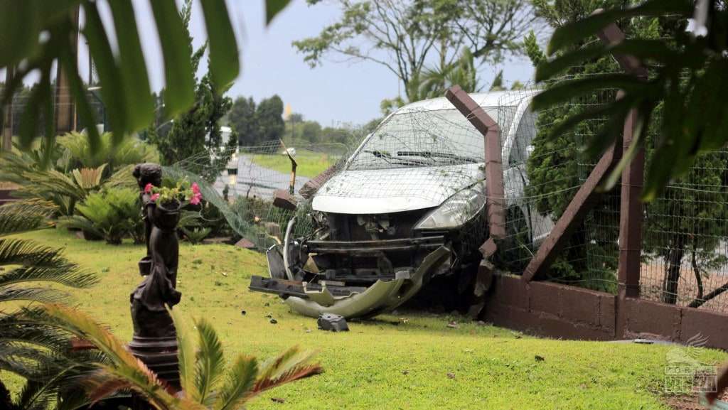 Carro sai da pista e bate em cerca no São Bento Baixo 1 Carro sai da pista e bate em cerca no São Bento Baixo
