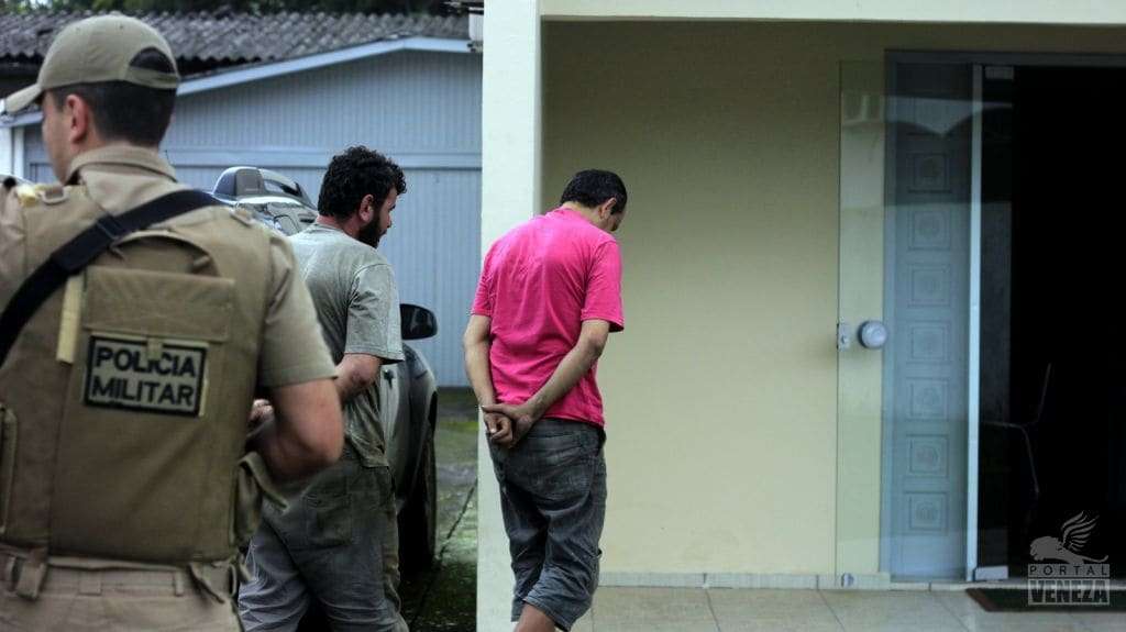 Dupla é presa pela PM furtando sucatas no Caravaggio