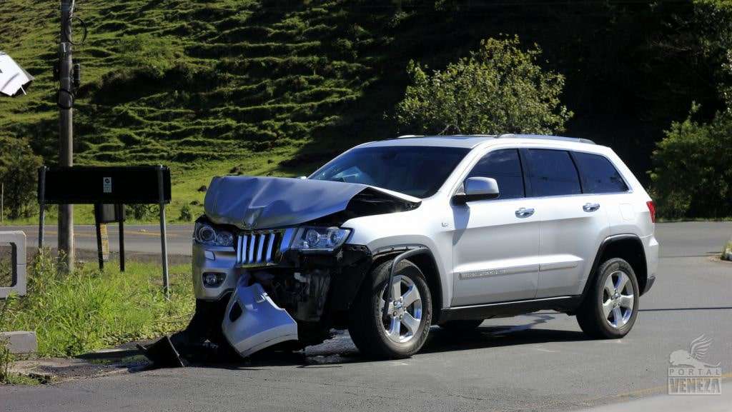 Jeep Grand Cherokee bate na ponte Antônio Destro em Nova Veneza