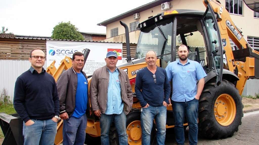 Nestas eleições foram quebrados três recordes 9 A construtora Minenge adquiriu uma retro-escavadeira para obras da SC Gás. A empresa também está vendendo a última unidade de um apartamento neste prédio no Bairro Bortoluzzi. Maiores informações (48) 3476-0856.