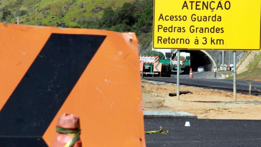 BR-101 Sul tem construção de barreiras no km 337, em Tubarão (SC) 2 BR-101 Sul tem construção de barreiras no km 337, em Tubarão (SC)