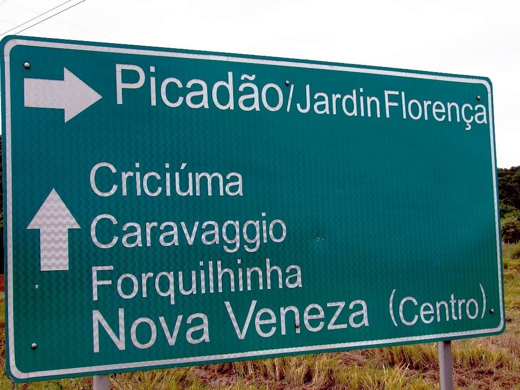 Especial: vida de tropeiro (Parte I) 28 Quem fez esta placa de trânsito deveria dar uma conferida no dicionário porque “jardim” é com “m” e não como está na placa com “n”.