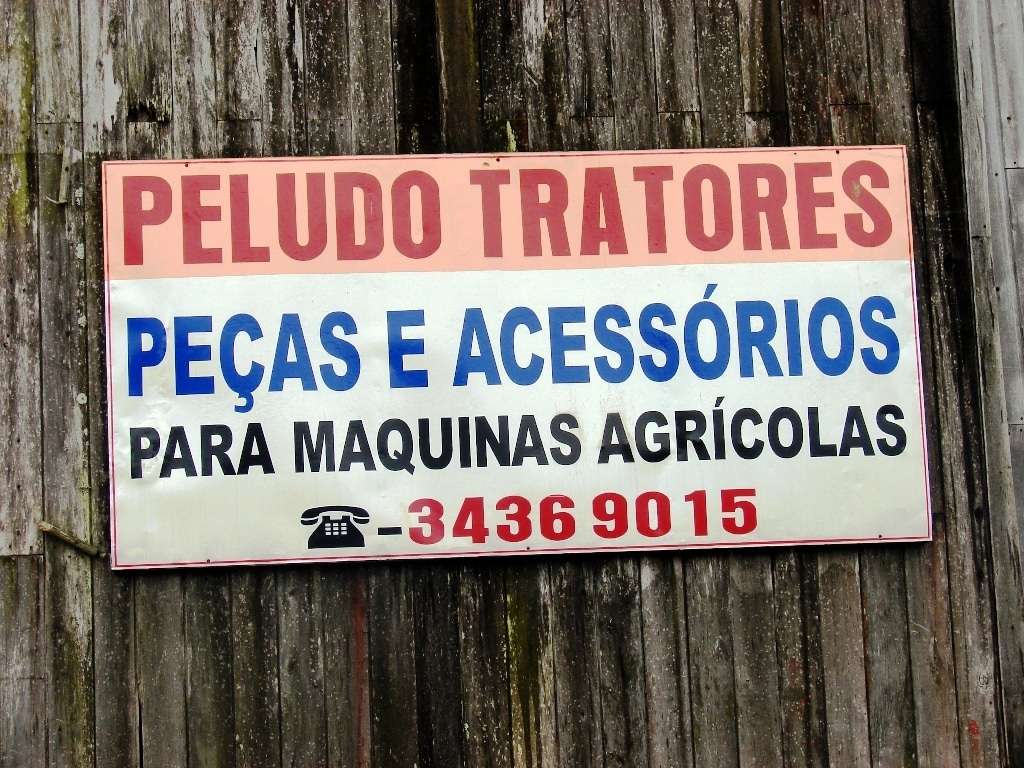 Especial: vida de tropeiro (Parte I) 25 Na chegada em Rio Cedro Médio há a oficina de tratores  do “Peludo” que é bastante requisitado pelos agricultores locais. Eu diria que este nome comercialmente é inusitado e deve ser o apelido do proprietário. Há um detalhe em termos ortográficos; a palavra “máquina” é proparoxítona e deve ser acentuada na primeira sílaba.