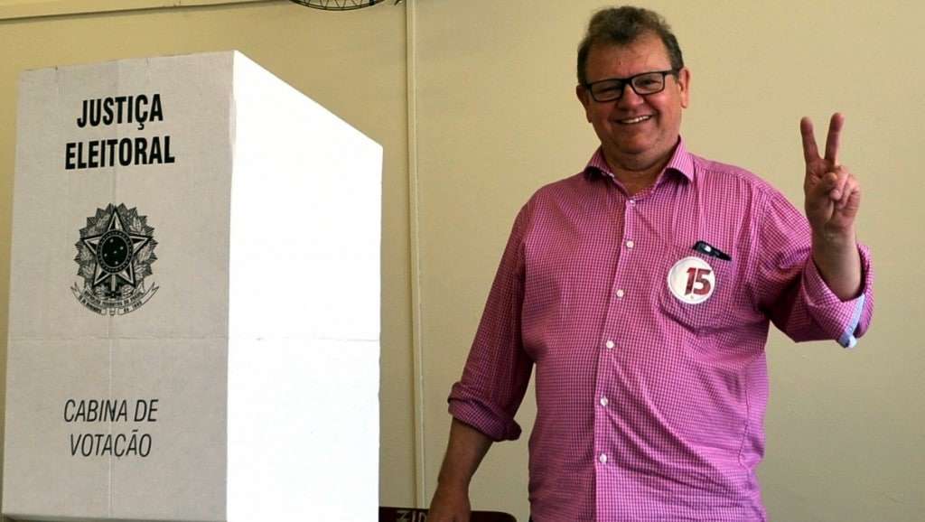 Nova Veneza terá passarela sobre o Rio Mãe Luzia, além da construção da passarela para pedestres 4 Em Siderópolis a divisão dos votos dos dois candidatos de opsição, Douglas Guinga Warmlig e Aretusa Larroyd, favoreceu à reeleição do prefeito Hélio Cesa Alemão que terá mais um mandato para realizar seu plano de trabalho.