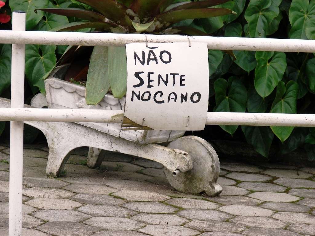 Especial: vida de tropeiro (Parte I) 26 Numa charmosa localidade de nosso município em frente a uma bela casa há um recado bem direto: “não sentar no cano.” Certamente ali virou um ponto de encontro da rapaziada  mas tirou o sossego do casal proprietário.