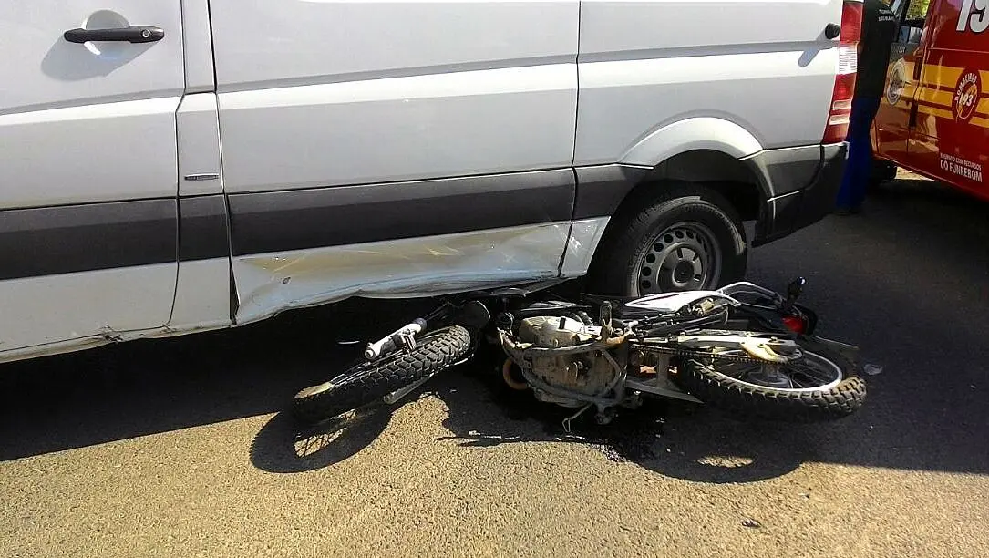 Moto e caminhonete se envolvem em acidente na Antônio Remor