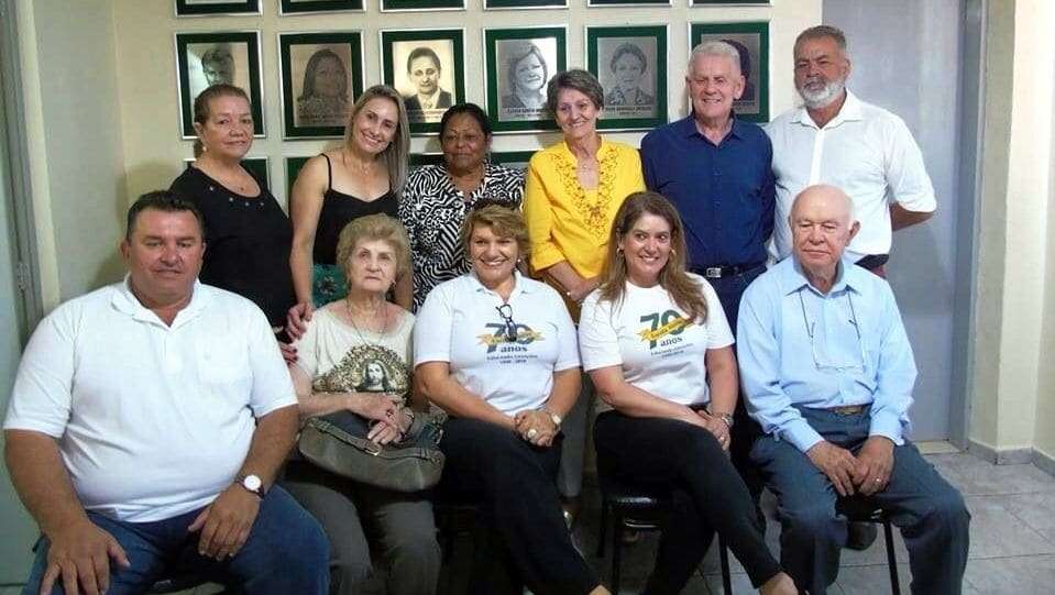 Manchete de um jornal diário da região... 1 No sábado teve a inauguração da galeria de fotos dos diretores do Colégio Abílio que comemora seus 70 anos. Minha mãe, Maria Salete,  foi secretária durante 16 anos com a diretora Lorena Mondardo Gorini,  posteriormente assumiu também  a  direção por dois anos. Foi uma época de ouro do colégio.  Este colégio faz parte da vida de todos os neovenezianos. Bons tempos aqueles, quando a nossa preocupação era brincar, paquerar e também estudar, claro. A atual diretora é Solange Brogni Destro.
