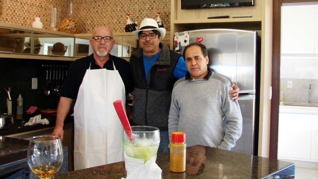 Já tem eleitores “arrependidos” de terem votados em certos vereadores 1 A última reunião ordinária da Pan & Vin será na próxima num sítio nos arredores da cidade. Haverá degustação de vinhos com um sommellier da Rede Bistek e o jantar especial com cardápio da cozinha francesa  será preparado pelo renomado Chef Cézar Martins (à esquerda), professor do curso de gastronomia do SENAC, de Criciúma, que também foi meu professor do curso de gastronomia no Instituto Mix, em Araranguá. O empresário Sanciro Ghislandi, César Augusto Milanez, presidente da Confraria  Sior Del Vin, de Caravaggio, Willian Biehl serão convidados especiais do evento.