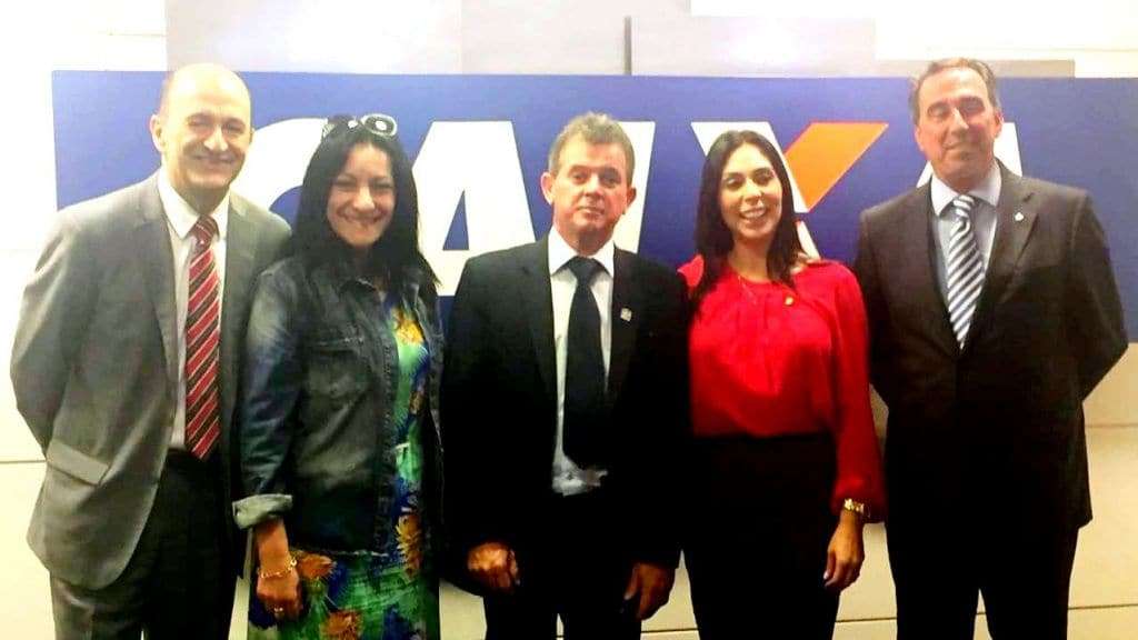 No final do mandato geralmente há muitas demissões... 1 A empresária e profissional de marketing  Luciane de Souza esteve em Brasília com o prefeito eleito Rogério Frigo. Ela com sua experiência será  muito útil no próximo mandato. Durante a campanha eleitoral, a “Lu” como é conhecida foi contratada às pressas para mudar a estratégia de campanha de Frigo e Zé Spillere,  e deu certo.  Na foto com diretoria da Caixa Federal e a Deputada Estadual Geovânia de Sá e o prefeito eleito Rogério Frigo.