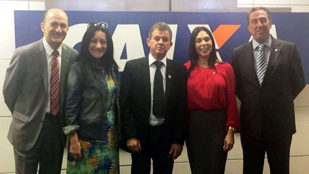 Já tem eleitores “arrependidos” de terem votados em certos vereadores 2 A empresária e profissional de marketing  Luciane de Souza esteve em Brasília com o prefeito eleito Rogério Frigo. Ela com sua experiência será  muito útil no próximo mandato. Durante a campanha eleitoral, a “Lu” como é conhecida foi contratada às pressas para mudar a estratégia de campanha de Frigo e Zé Spillere,  e deu certo.  Na foto com diretoria da Caixa Federal e a Deputada Estadual Geovênia de Sá e o prefeito eleito Rogério Frigo.