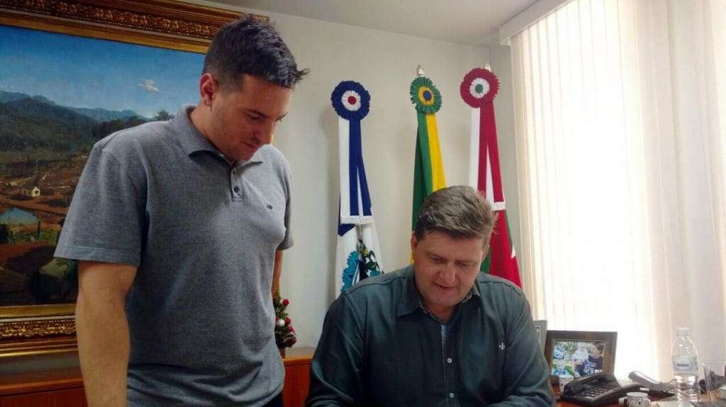 No final do mandato geralmente há muitas demissões... 3 O prefeito Evandro Gava com Felipe Furlan, do planejamento, assinando o contrato para construção de mais um lance de arquibancada do estádio Darci Marini.