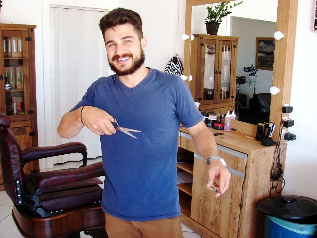 Neste sábado haverá novo mutirão de castração 3 O jovem Luiz inaugurou recentemente a sua nova barbearia em Caravaggio. Ele oferece serviços de corte de cabelo e barba de maneira tradicional e também com equipamentos modernos. Para fazer a barba Luiz trabalha com um aparelho importado que  está  agradando por ser muito prático e eficiente. A Barbearia do Luiz fica bem no centro de Caravaggio ao lado do Botequim do Fera.