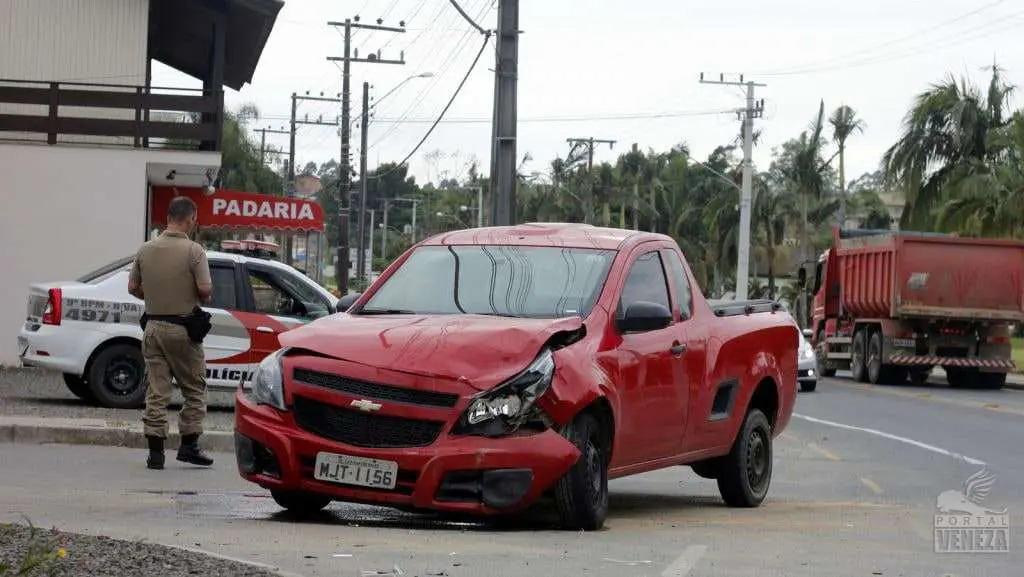 Dois veículos se envolvem em acidente na rodovia José Spilere