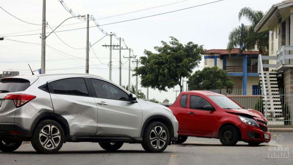 Dois veículos se envolvem em acidente na rodovia José Spilere 1 Dois veículos se envolvem em acidente na rodovia José Spilere