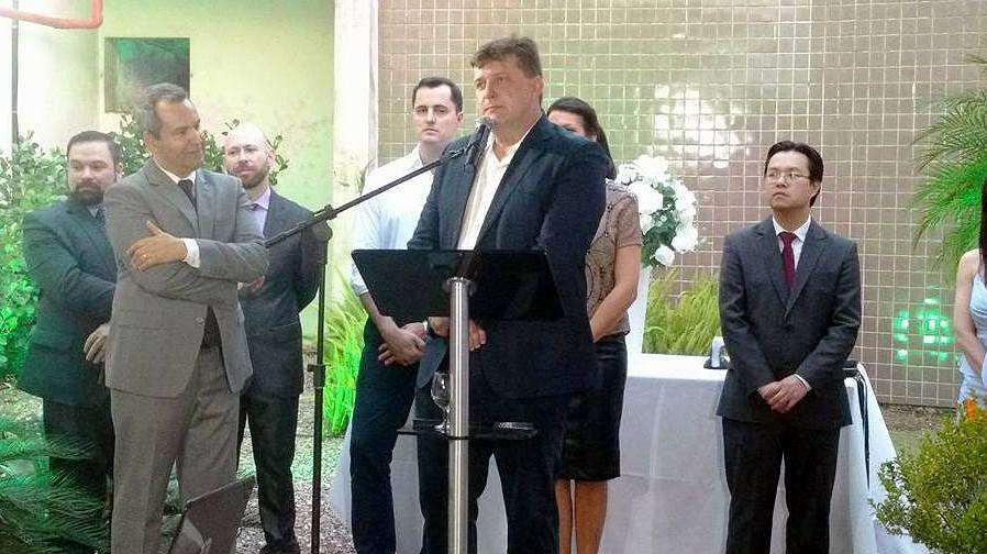 Manchete de um jornal diário da região... 5 Com objetivo de melhorar o atendimento da saúde pública no município, a prefeitura aumentou a subvenção ao Hospital São Marcos. Um aditivo no contrato com o Instituto de Saúde e Educação Vida (Isev), passando de R$ 93 mil para cerca de R$ 115 mil mensais.