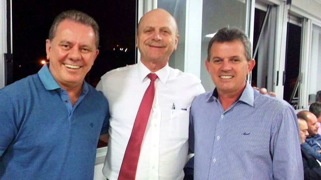 Manchete de um jornal diário da região... 4 Com uma extensa agenda o prefeito eleito de Nova Veneza Rogério Frigo participou do Seminário Novos Gestores, que aconteceu nesta semana, em Brasília. Entre uma palestra e outra aproveitou para visitar gabinetes na busca de novos projetos para o município. O evento foi promovido pela Confederação Nacional dos Municípios (CNM) presidida por Paulo Ziulkoski. Frigo participou também da tradicional jantar do deputado federal Ronaldo Benedet (PMDB) com o cardápio polenta com galinha. Várias lideranças do Sul passaram por lá.