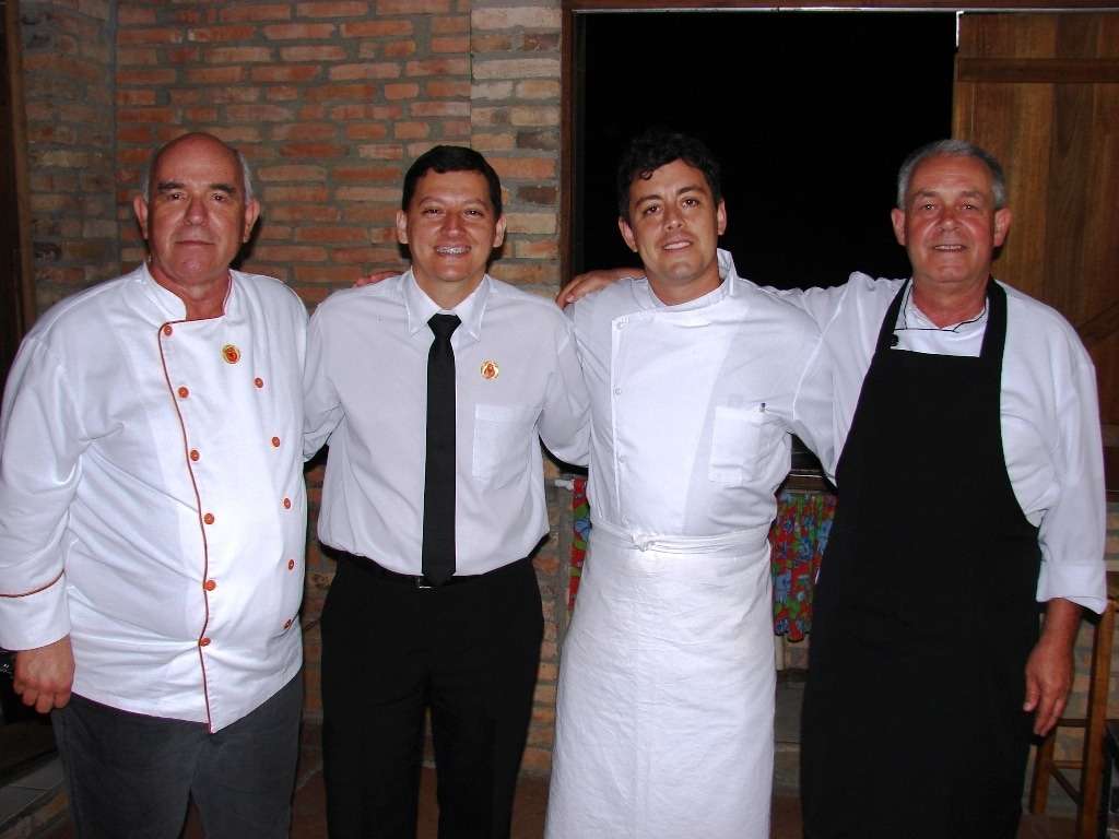 O nome de Giovanni Brogni é lembrado para fundar o PR em Nova Veneza 3 A a reunião de número 70 nestes cinco anos da Confraria Pan & Vin foi realizada nesta segunda-feira com a presença do sommelier Roberto Basso, da rede Bistek. O cardápio da cozinha francesa foi preparada pelo Chef Cezar Martins com apoio de Sailor Ledur Malinowski e Laércio Teixeira. Foi uma noite memorável com a presença dos convidados especiais César Augusto Milanez, Douglas de Souza e Sanciro Ghislandi. Obrigado a todos que apoiaram e participaram do evento. Os vinhos apresentados por Roberto foram os chilenos “Elegido”, todos de ótima qualidade, importados pelo Bistek.
