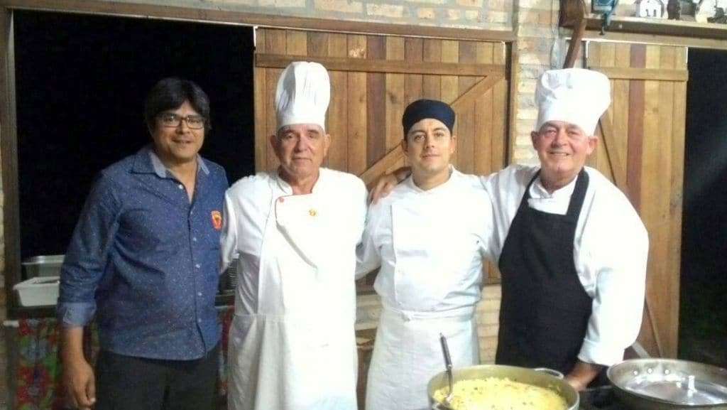 No final do mandato geralmente há muitas demissões... 4 A a reunião de número 70 nestes cinco anos da Confraria Pan & Vin foi realizada nesta segunda-feira com a presença do sommelier Roberto Basso, da rede Bistek. O cardápio da cozinha francesa foi preparada pelo Chef Cezar Martins com apoio de Sailor Ledur Malinowski e Laércio Teixeira. Foi uma noite memorável com a presença dos convidados especiais César Augusto Milanez, Douglas de Souza e Sanciro Ghislandi. Obrigado a todos que apoiaram e participaram do evento. Os vinhos apresentados por Roberto foram os chilenos “Elegido”, todos de ótima qualidade, importados pelo Bistek.