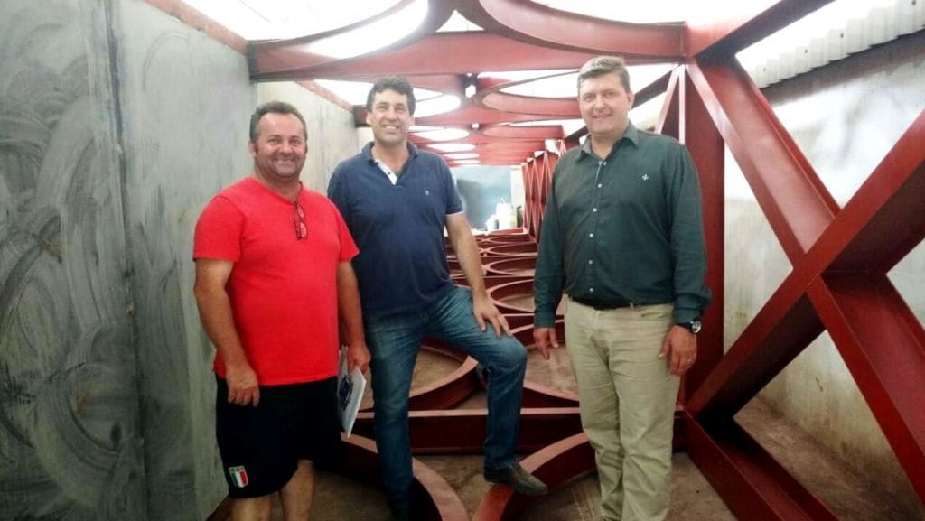 No final do mandato geralmente há muitas demissões... 6 O prefeito Evandro Gava, Nicola Gava e o engenheiro Danilo Bratti, da empresa que está construindo a passarela.