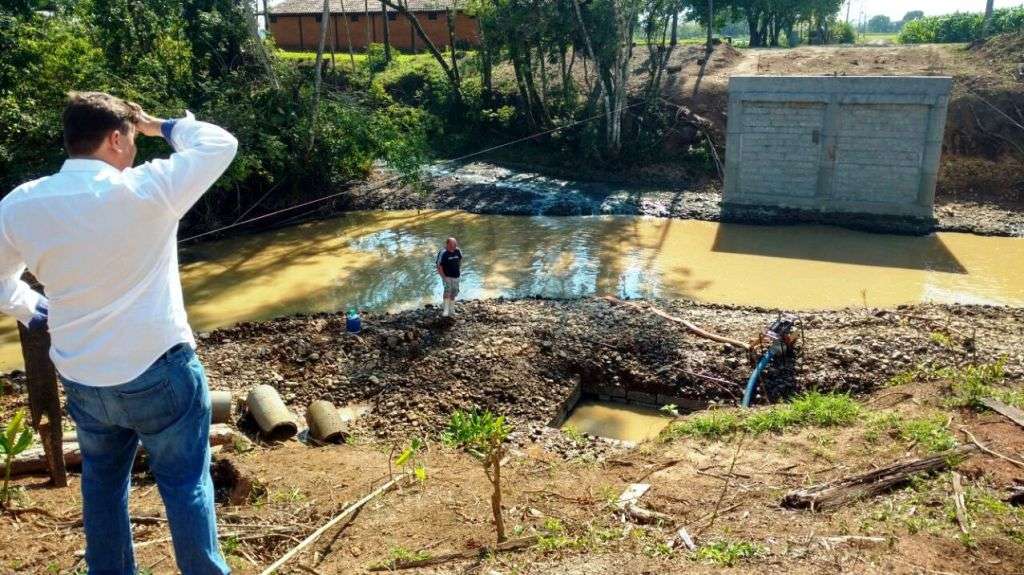 O nosso amigo Giliard Gava deve estar assustado e rezando muito mais em Roma 3 Eu acompanho de perto nossas administrações municipais  mas pela primeira vez um prefeito que não se reelegeu  que vai inaugurar várias obras importantes. Segundo a assessora de imprensa, Flávia Bortolotto,  três pontes estão sendo construídas; uma na Linha Gava, outra em Sanga Curta e a terceira em Rio Cedro Médio. O asfaltamento de outra rua no Bairro Jardim Florença foi concluída.