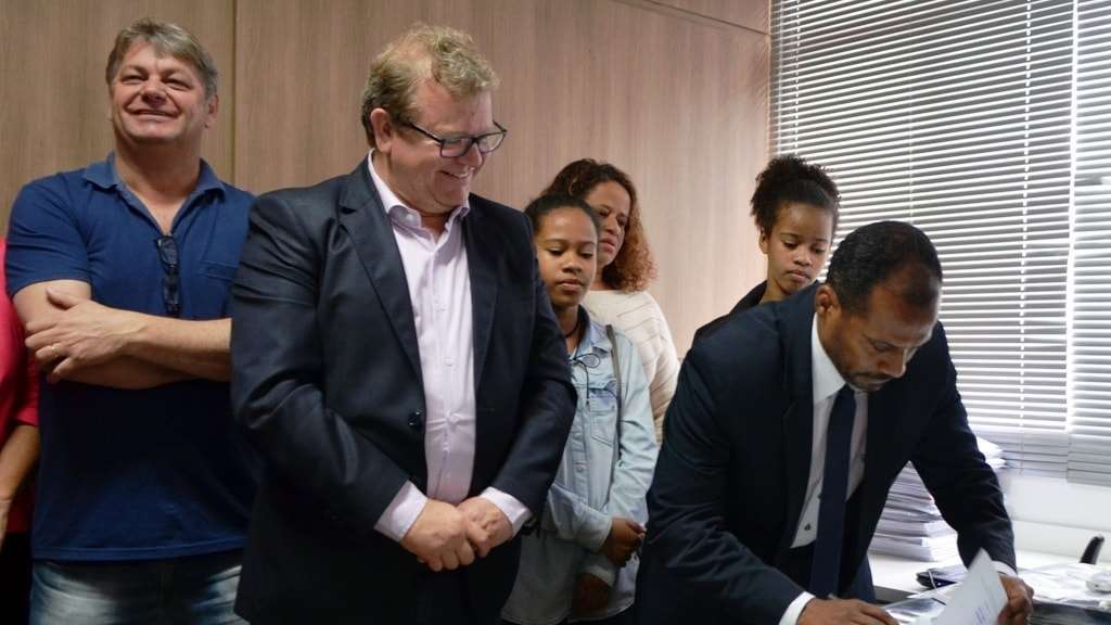 O sucesso ou não de uma administração municipal começa na montagem de sua equipe 2 Ontem fui a posse do amigo Joênio Marques, vereador que é presidente da Câmara de Vereadores, de Siderópolis, e que assumiu a prefeitura porque o prefeito Helio Alemão Cesa e seu vice Lilo Remor foram para Val di Zoldo, cidade italiana do Gemmellagio. Antes era Forno di Zoldo mas eles se juntaram com Zoldo Alto e ficou Val di Zoldo que terá somente um prefeito. Joênio e sua família estava emocionados. Sua história de vida é um exemplo para todos.