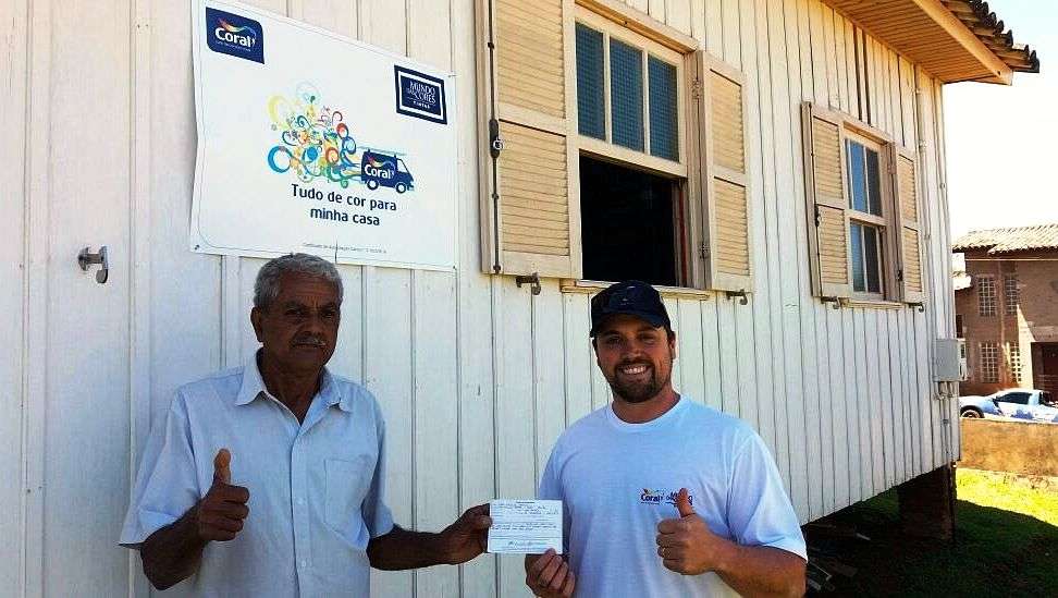 Manchete de um jornal diário da região... 2 O nosso amigo Jorge Alves Cândido foi o vencedor da promoção da loja Mundo das Cores, ele ganhou a pintura de sua casa. A promoção é uma parceria com as Tintas Coral. Na foto com Hugo Frigo.