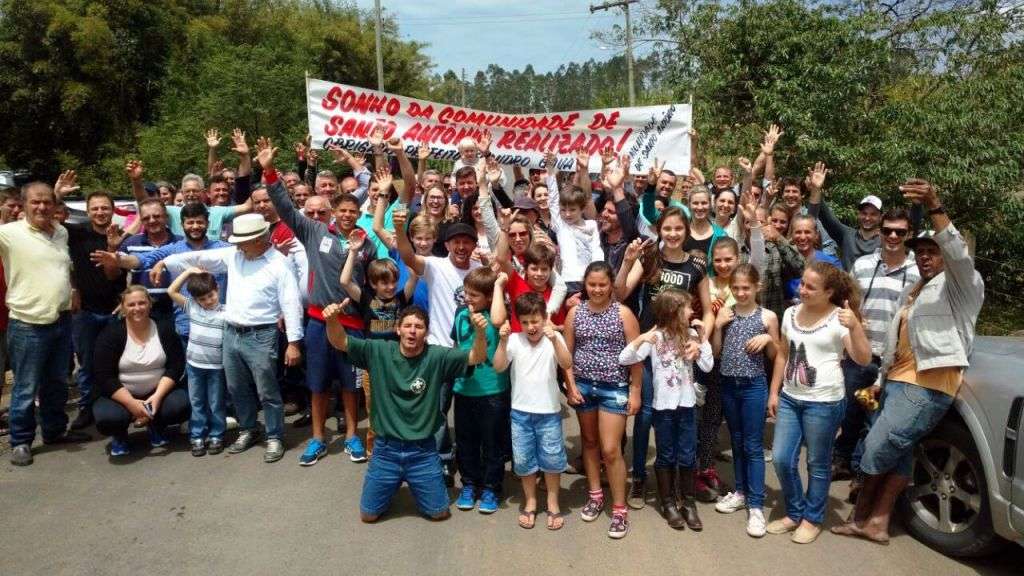 Os vereadores Dado Ghislandi e Claiton Zanzi vão ter que se impor... 1  No Bairro Santo Antônio teve a primeira comemoração do asfalto  mas  haverá mais duas festas, uma oficial de inauguração. O prefeito Evandro Gava e o vereador eleito Dado Ghislandi marcaram presença.