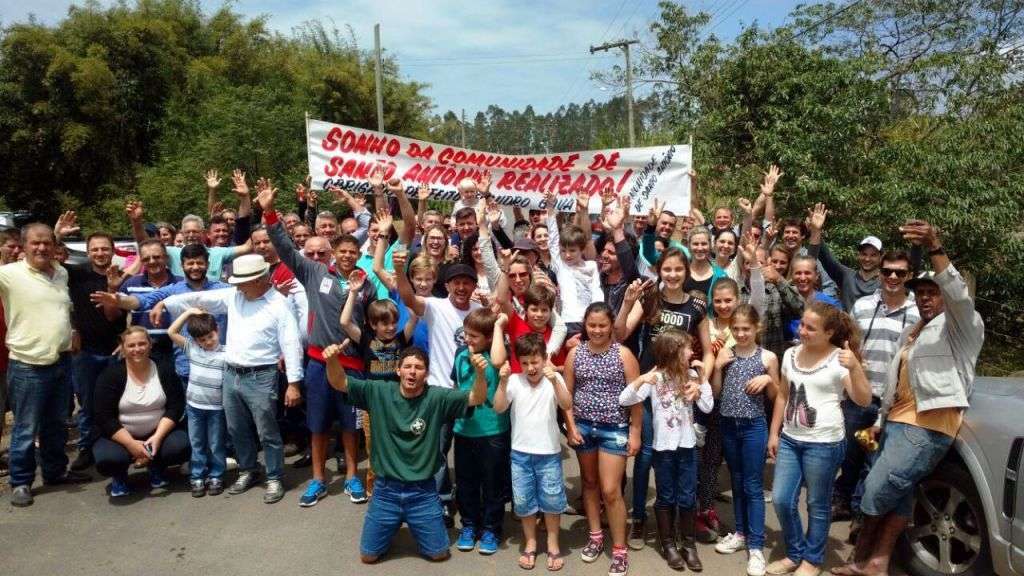O nosso amigo Giliard Gava deve estar assustado e rezando muito mais em Roma 2 No Bairro Santo Antônio teve a primeira comemoração do asfalto  mas  haverá mais duas festas, uma de inauguração.
