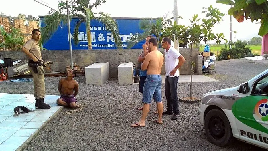 Homem furtando motocicleta é detido por moradores em Nova Veneza