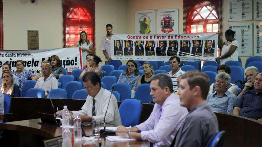 Sob protestos, projeto de lei para eleição de diretores nas escolas é rejeitado na Câmara 1 Sob protestos, projeto de lei para eleição de diretores nas escolas é rejeitado na Câmara