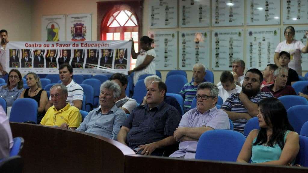 Sob protestos, projeto de lei para eleição de diretores nas escolas é rejeitado na Câmara 2 Sob protestos, projeto de lei para eleição de diretores nas escolas é rejeitado na Câmara