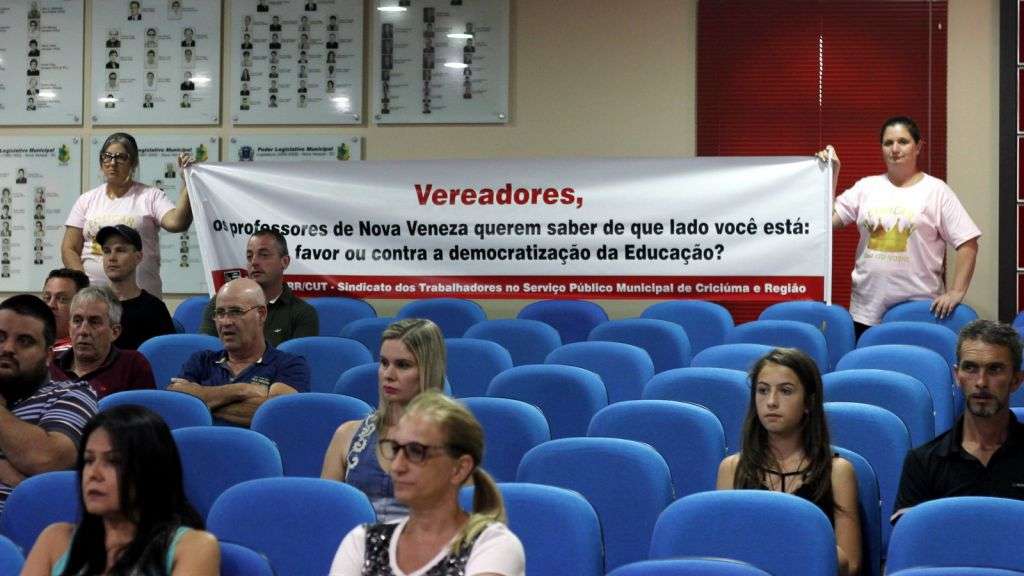 Sob protestos, projeto de lei para eleição de diretores nas escolas é rejeitado na Câmara 3 Sob protestos, projeto de lei para eleição de diretores nas escolas é rejeitado na Câmara