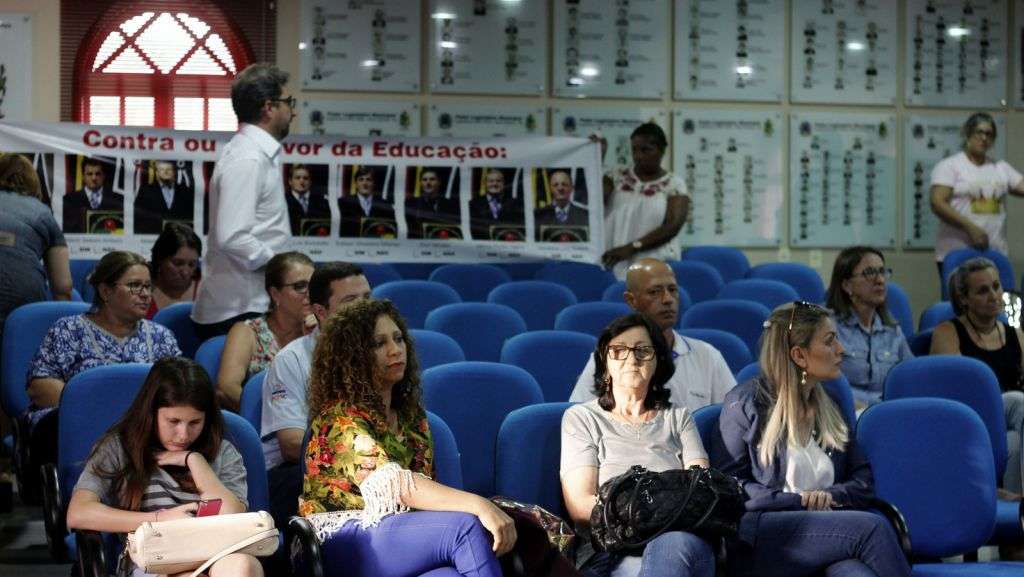 Sob protestos, projeto de lei para eleição de diretores nas escolas é rejeitado na Câmara 4 Sob protestos, projeto de lei para eleição de diretores nas escolas é rejeitado na Câmara