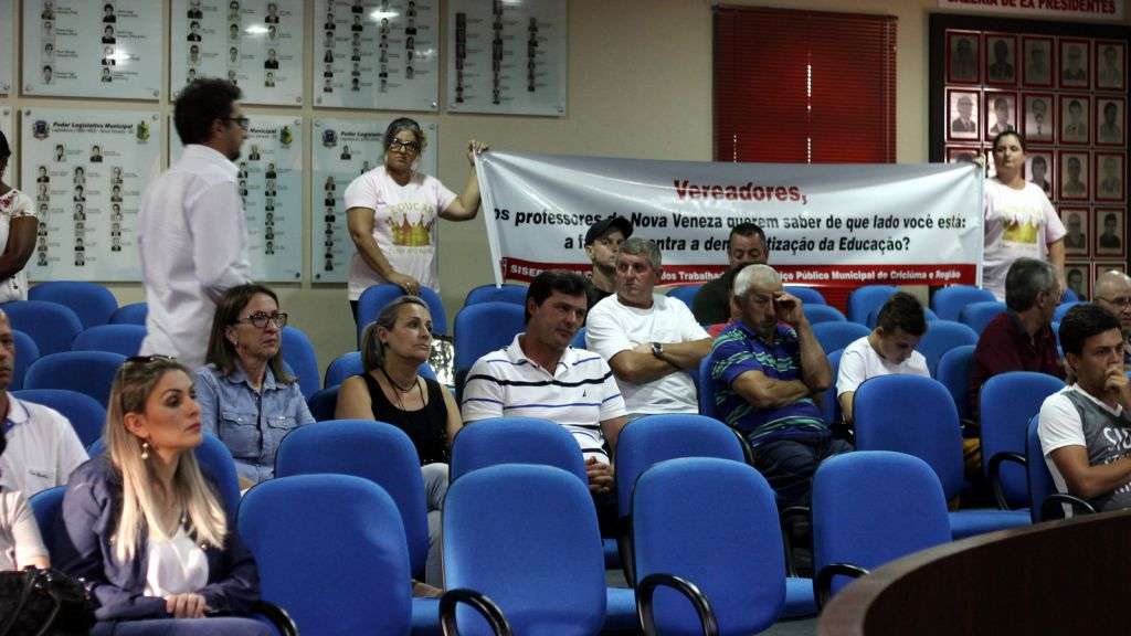 Sob protestos, projeto de lei para eleição de diretores nas escolas é rejeitado na Câmara 5 Sob protestos, projeto de lei para eleição de diretores nas escolas é rejeitado na Câmara