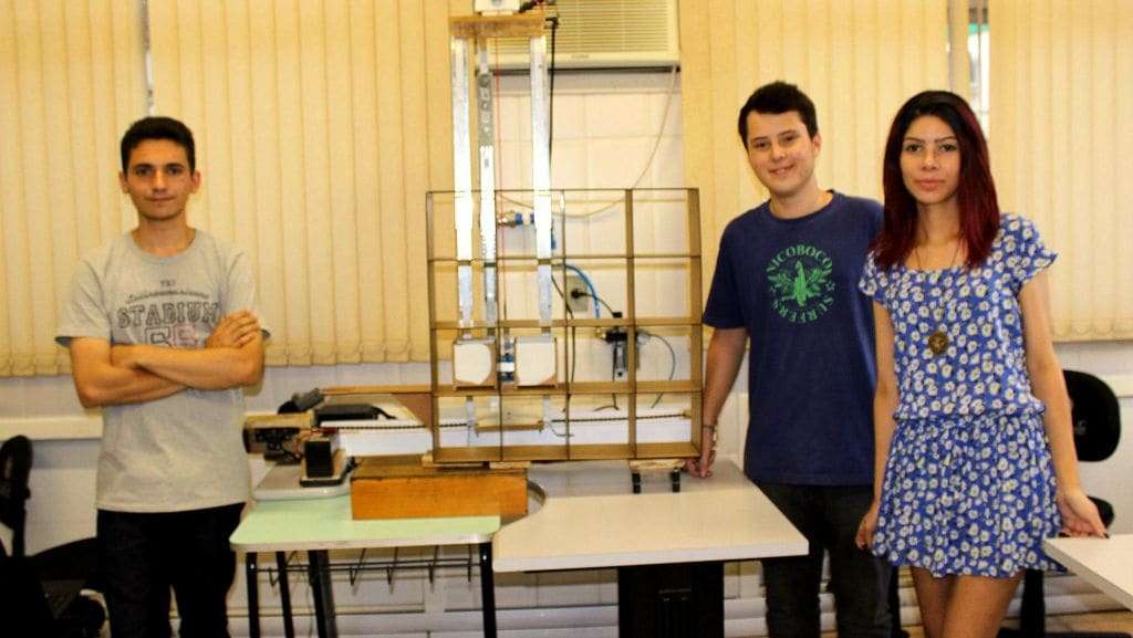 Acadêmicos de Mecatrônica desenvolvem solução para deslocamento e armazenamento de caixas 1 Acadêmicos de Mecatrônica desenvolvem solução para deslocamento e armazenamento de caixas