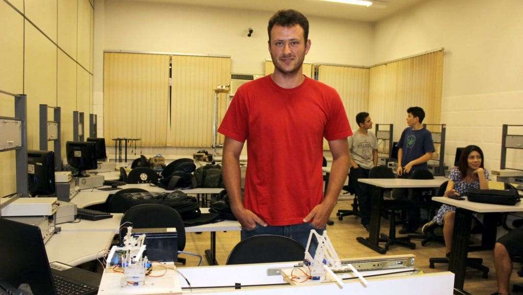 Acadêmicos de Mecatrônica desenvolvem solução para deslocamento e armazenamento de caixas 2 Acadêmicos de Mecatrônica desenvolvem solução para deslocamento e armazenamento de caixas