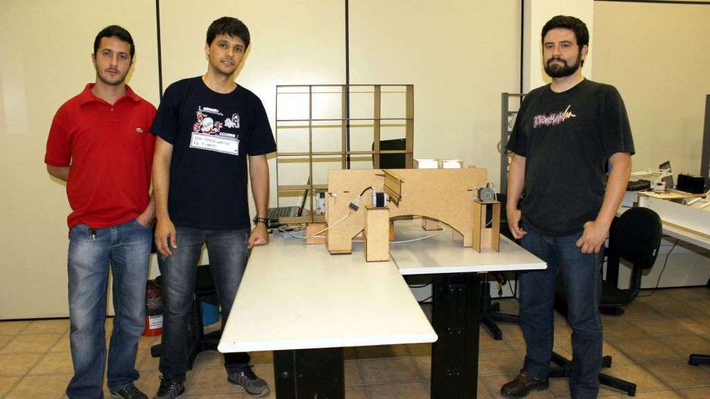 Acadêmicos de Mecatrônica desenvolvem solução para deslocamento e armazenamento de caixas 3 Acadêmicos de Mecatrônica desenvolvem solução para deslocamento e armazenamento de caixas