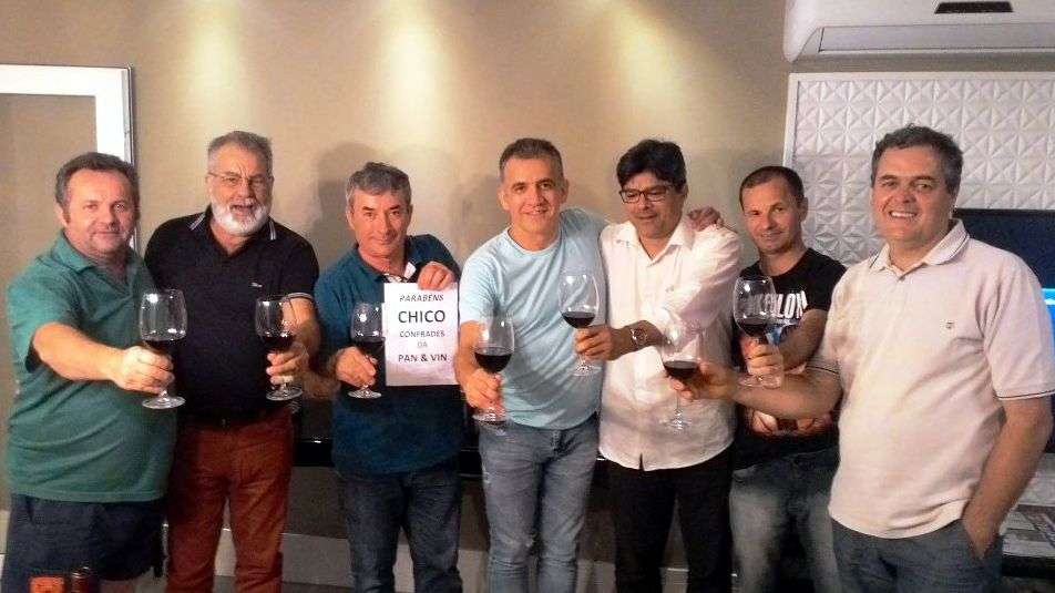 O assunto eleição direta para diretor divide a classe dos professores 3 Nesta semana comemoramos o aniversário do confrade Chico Ghellere. Vinhos selecionados e saboroso cardápio servidos no seu apartamento no coração da cidade. Parabéns.