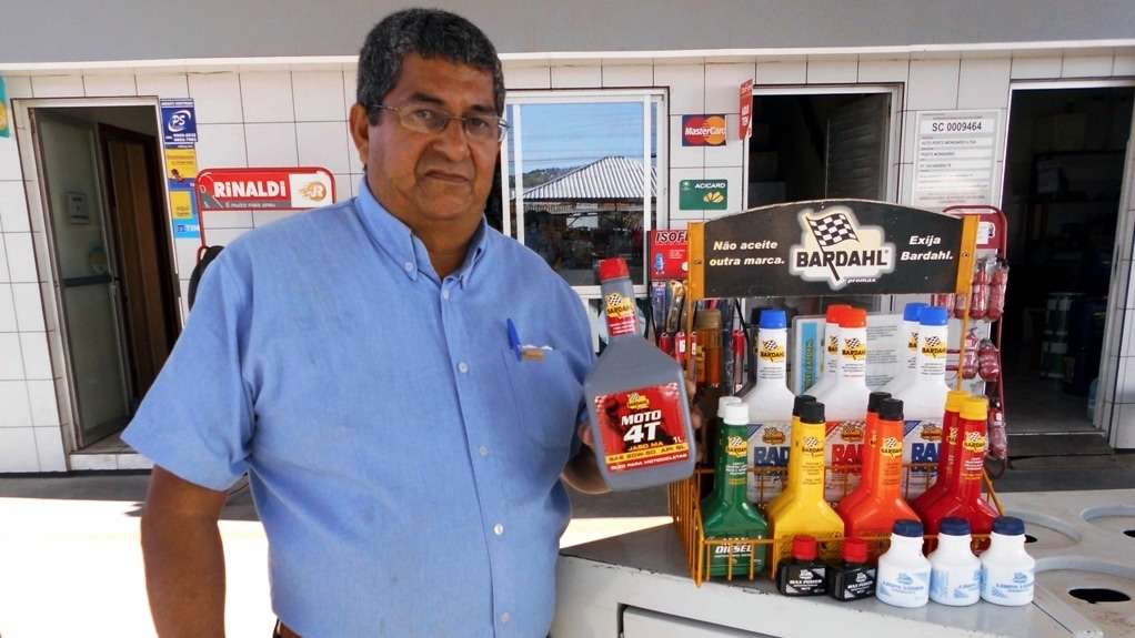 O assunto eleição direta para diretor divide a classe dos professores 1 O figurão Álvaro Mathias é o “garoto” propaganda dos produtos Bardahl. Antes de viajar faça uma revisão com produtos Bardahl no Posto Mondardo.