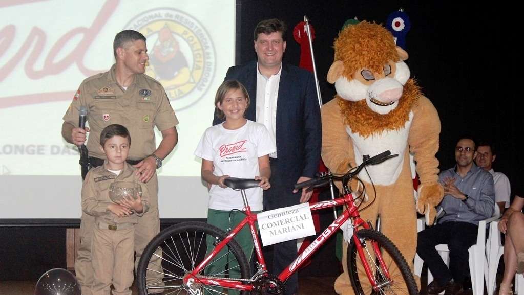 O assunto eleição direta para diretor divide a classe dos professores 2 A formatura do Proerd reuniu alunos, familiares, professores e autoridades. Este programa desenvolvido pela polícia militar nas escolas é muito importante para a educação das crianças e adolescentes. O prefeito Evandro Gava exaltou o belo trabalho realizado.