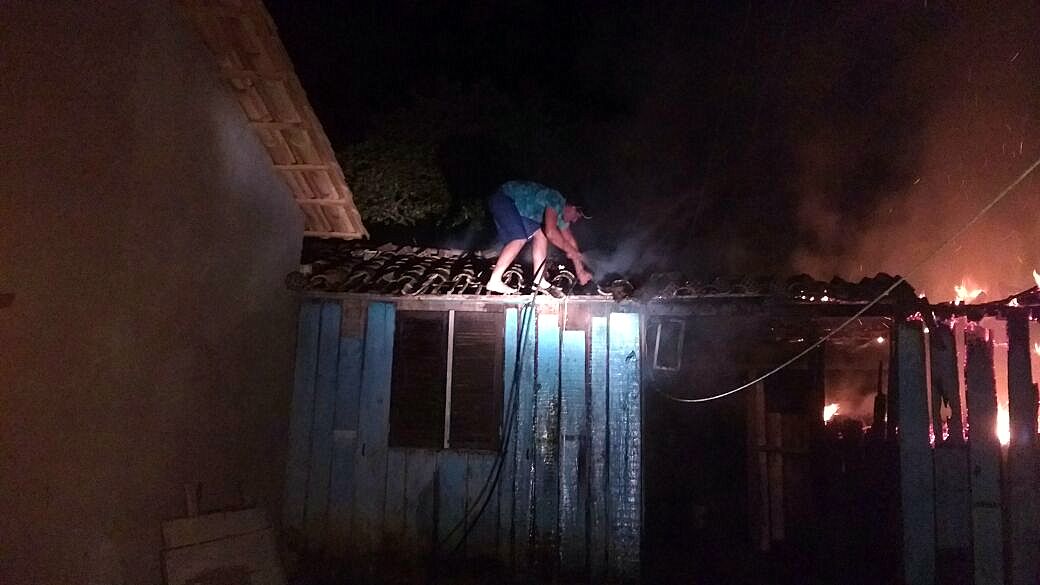 Vizinhos salvam casa de incêndio em Rio Cedro Alto