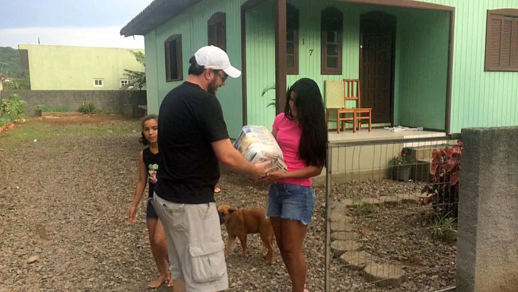 Ação Solidária distribui cestas básicas para famílias de Nova Veneza