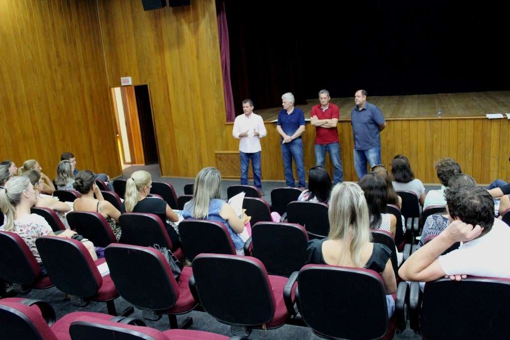 Por hora o assunto eleições para diretores das escolas está parado... 2 Por hora o assunto eleições para diretores das escolas está parado...