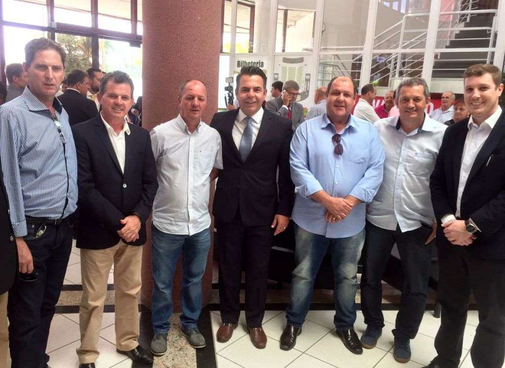 Pelo jeito o ex-vereador Vanderlei Spillere deverá em breve deixar o PMDB e se filiar... 1 Pelo jeito o ex-vereador Vanderlei Spillere deverá em breve deixar o PMDB e se filiar...