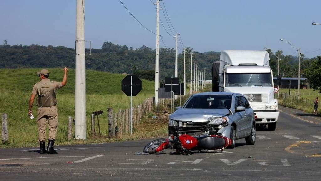 Jovens ficam feridos em acidente de moto na NVA-150