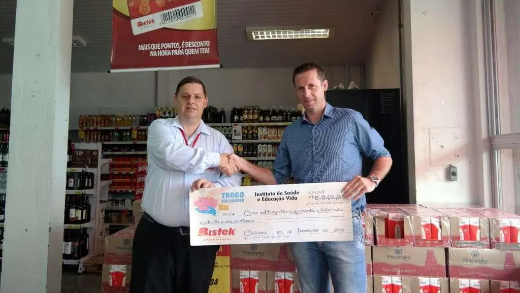 Bistek entrega cheques do Projeto Troco Solidário 