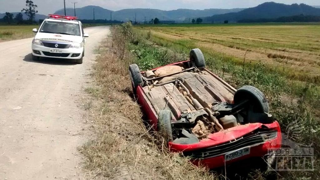 Carro sai da estrada e capota na SC-443