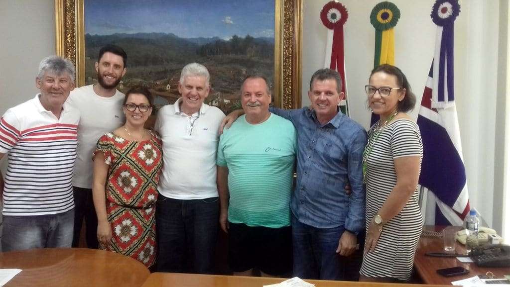 Prefeito Rogério Frigo oficializa aposentadoria de Giba Frigo 